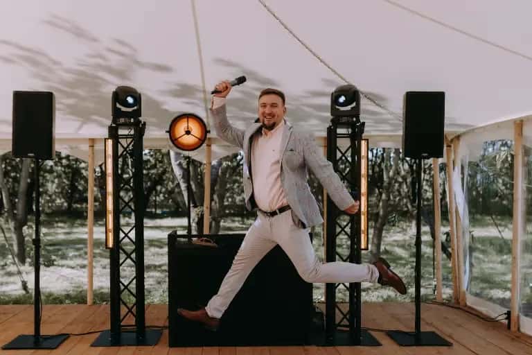 Cennik DJ na wesele: Ile naprawdę zapłacisz? Wszystko o kosztach.